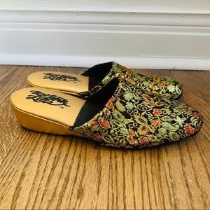 VINTAGE New York Lites Gold Metallic Brocade Slip On House Shoes